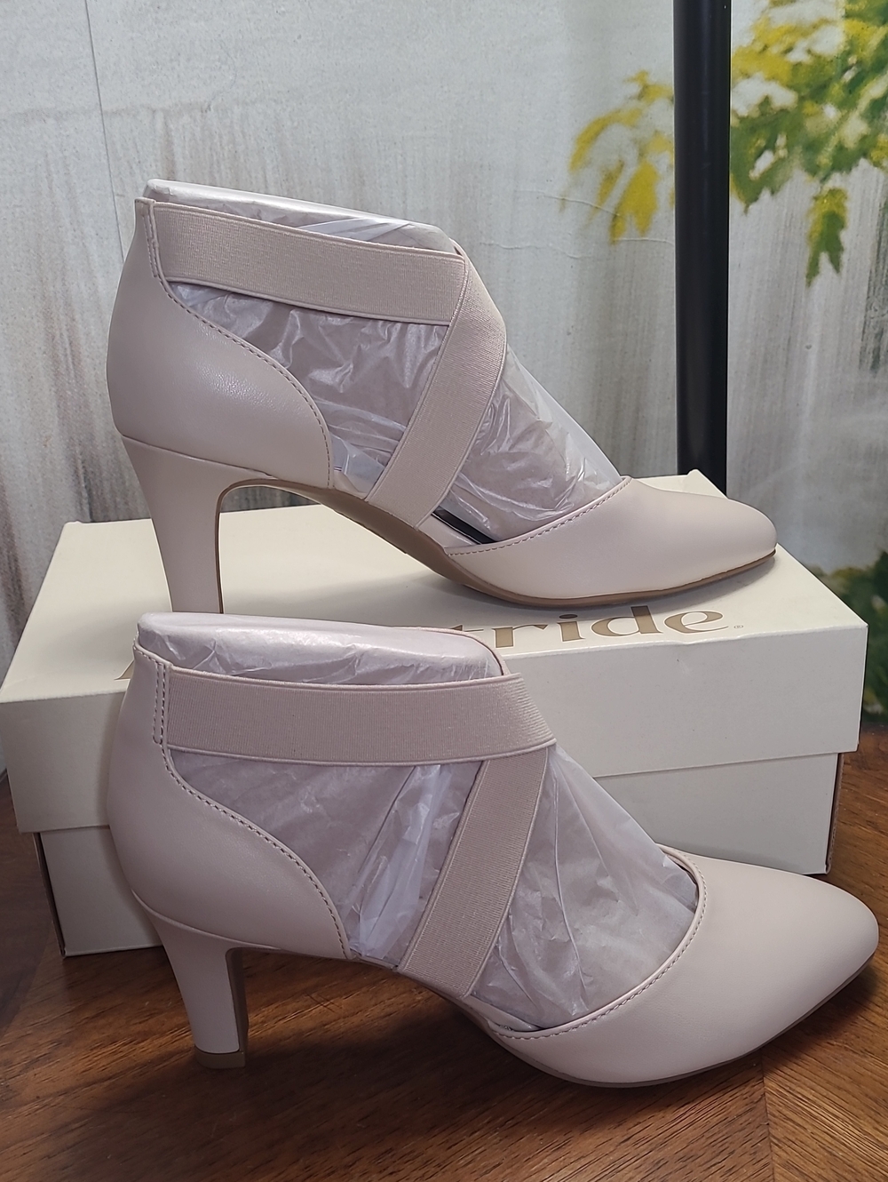 New in box! Life Stride Gallery Womens 9 Wide Nude Ankle Strap Pump Dress Shoes